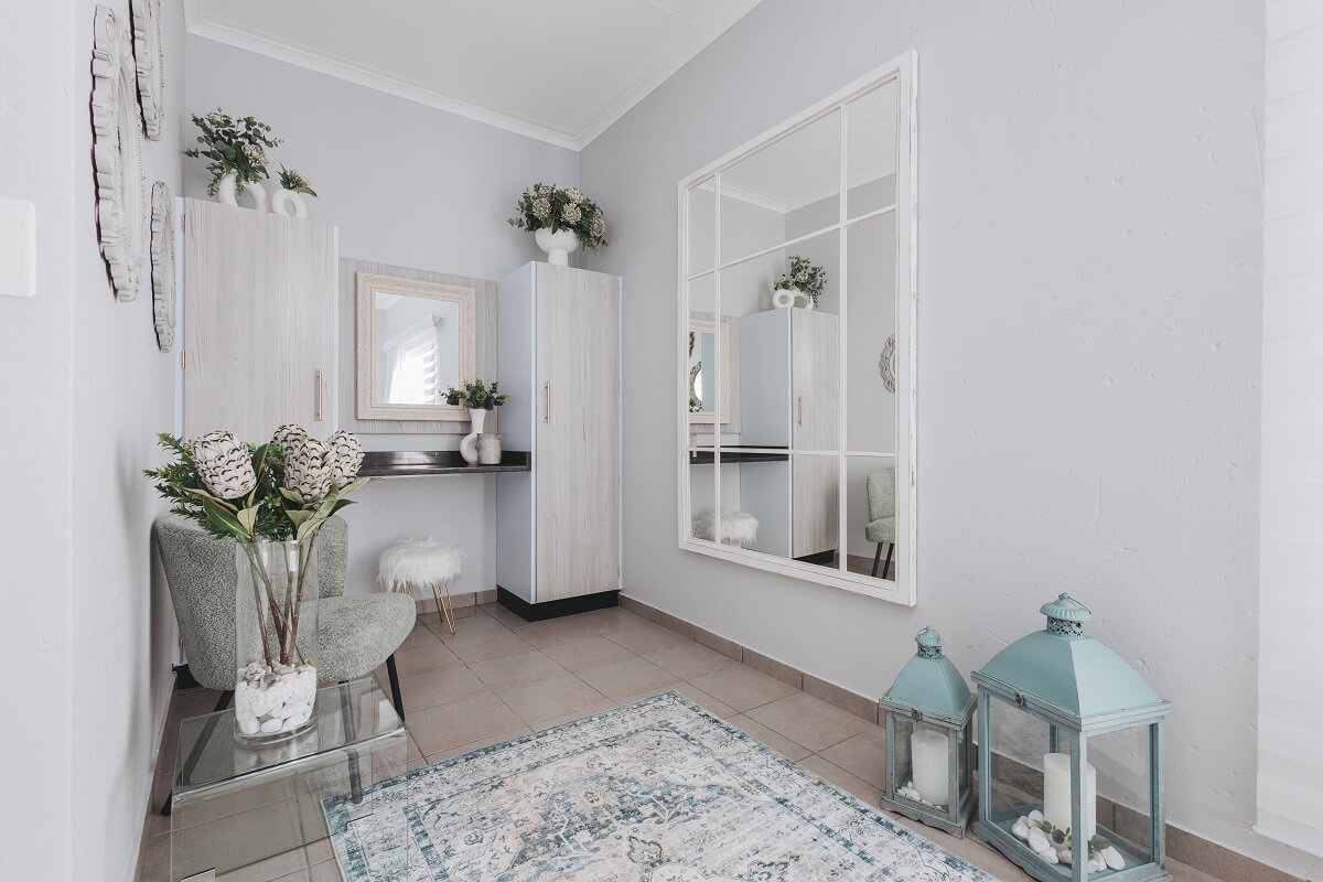 BACHELOR Unit 12 Photo