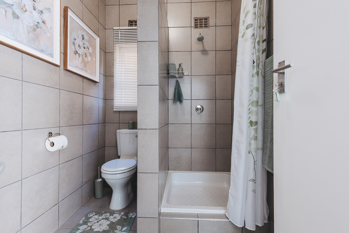 BACHELOR Unit 14 Photo