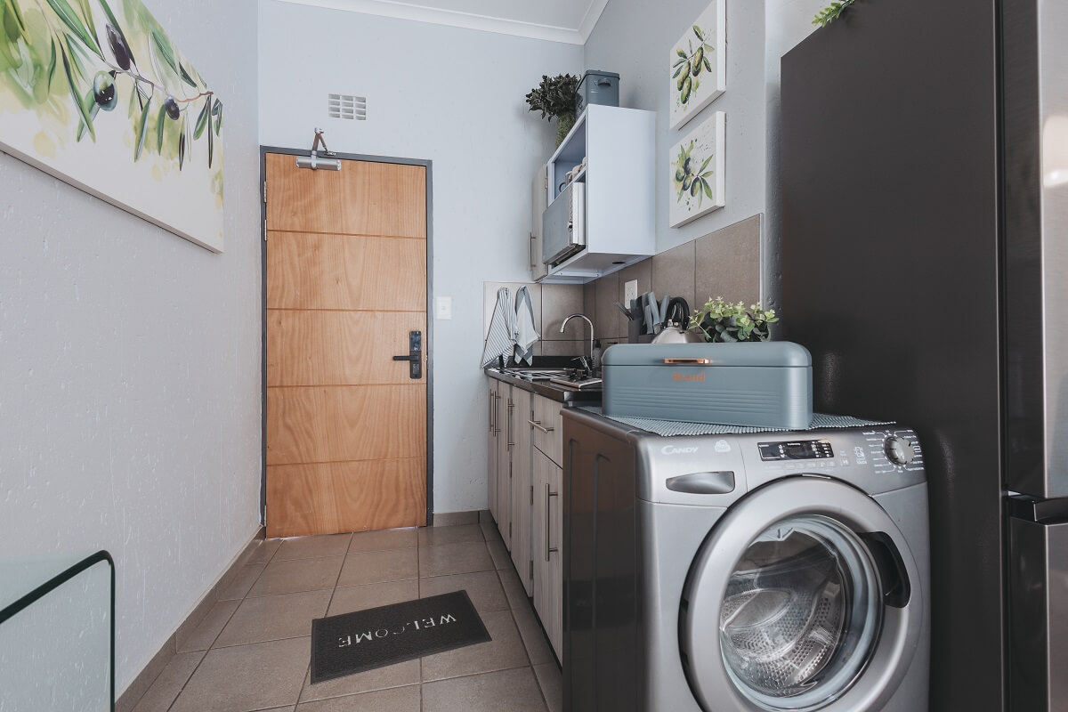 BACHELOR Unit 23 Photo